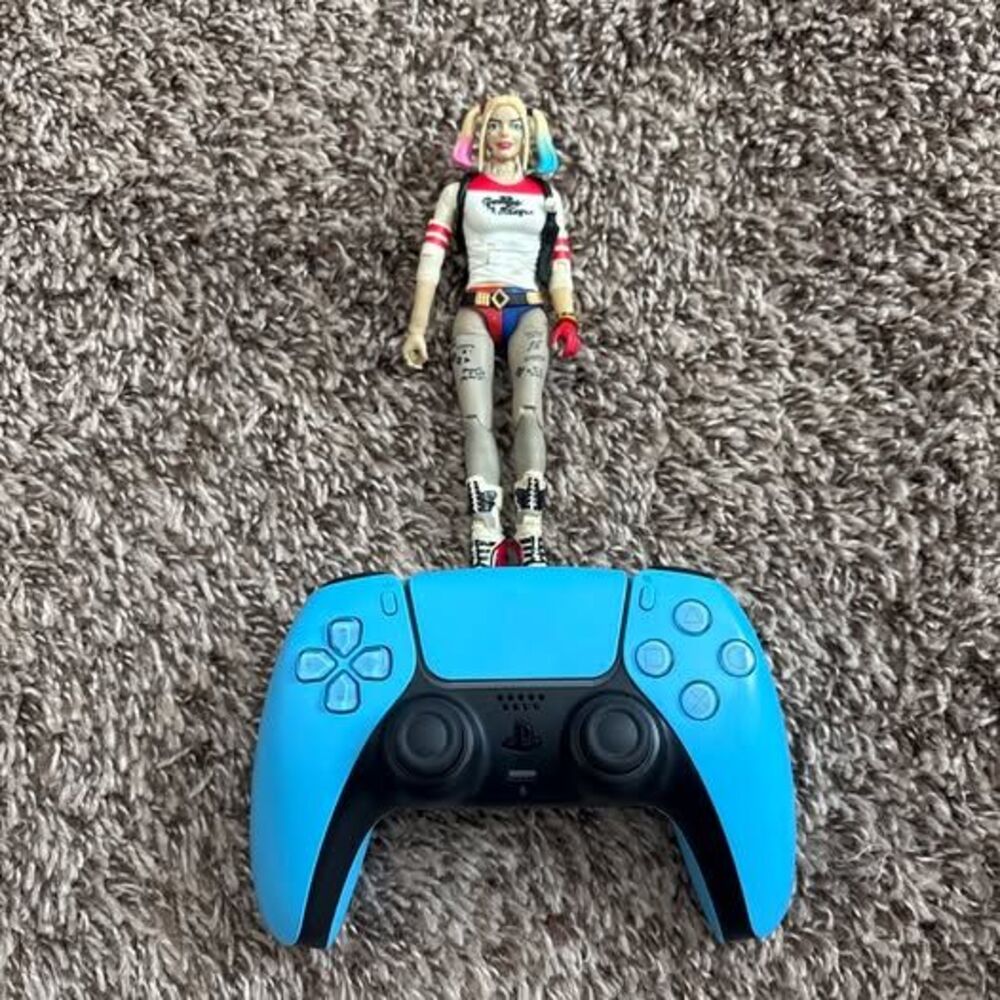 PS5 DualSense Starlight Blue Controller + Harley Quinn Figure